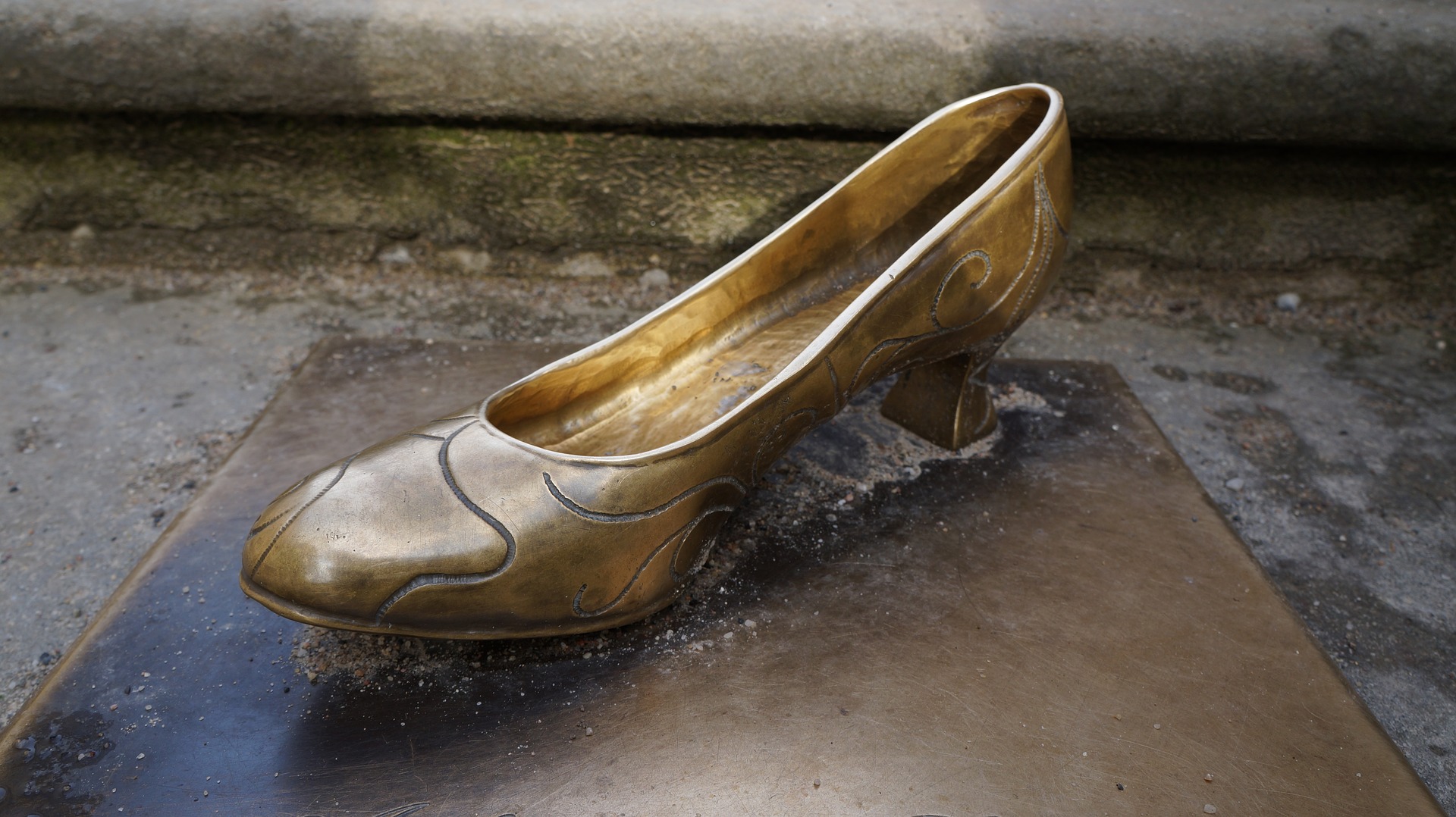 Notes & Queries: Why did Cinderella's slipper come off?, Fairytales